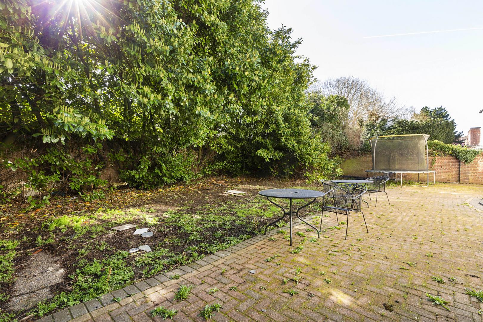 			4 Bedroom, 1 bath, 1 reception Flat			 Ludlow Way, Hampstead Garden Suburb